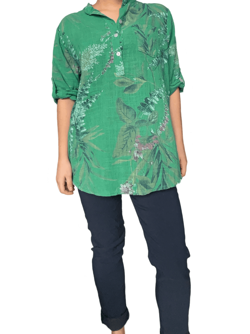 Blouse verte avec imprimé floral pour femme.