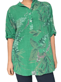 Blouse verte avec imprimé floral pour femme.