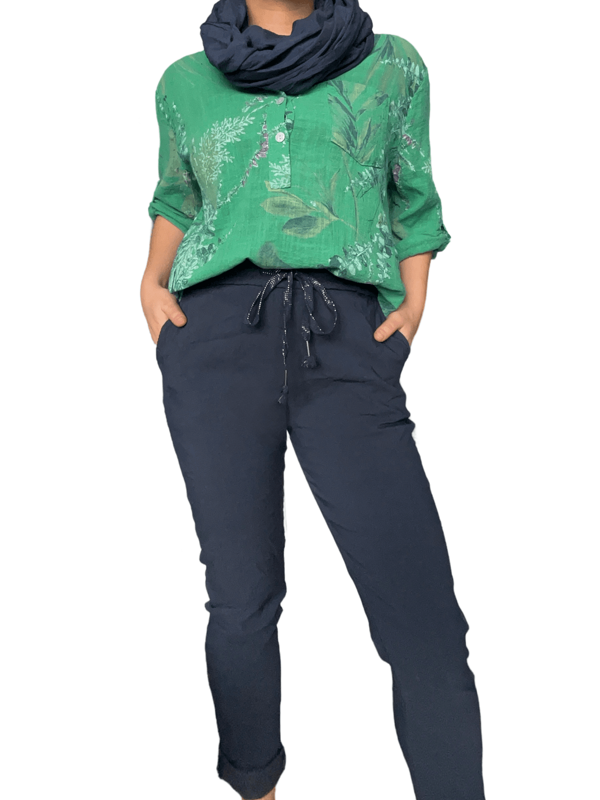 Blouse verte avec imprimé floral pour femme avec foulard et pantalon.