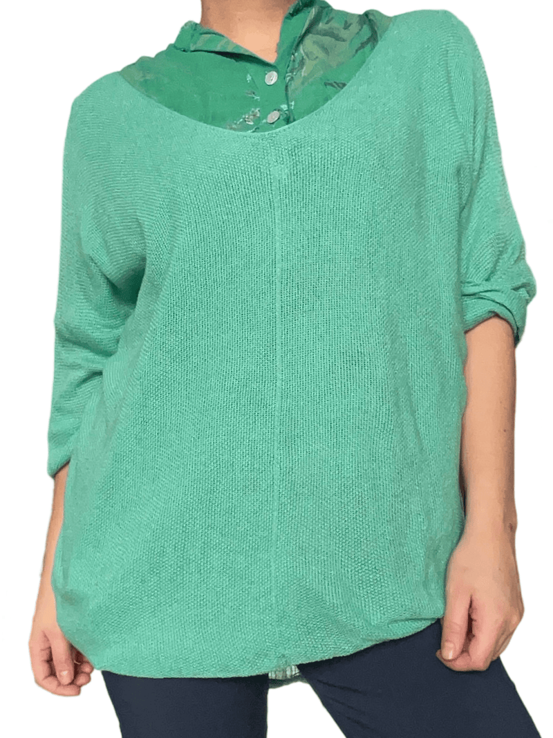 Blouse verte avec imprimé floral pour femme avec chandail en mailles par dessus. 