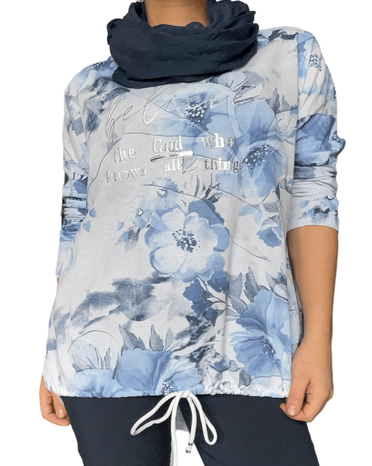 Chandail blanc avec imprimé floral bleu pour femme avec foulard.