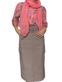 Foulard corail pour femme avec blouse, jupe longue et ceinture.