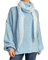 Chandail bleu ciel en tricot à manche longue pour femme avec foulard.