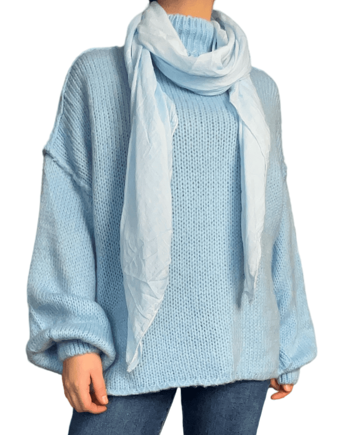 Chandail bleu ciel en tricot à manche longue pour femme avec foulard.