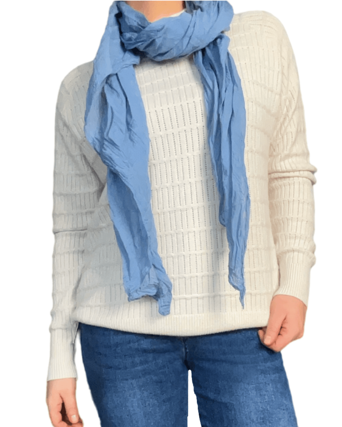 Chandail blanc cassé à manche longue pour femme avec foulard.