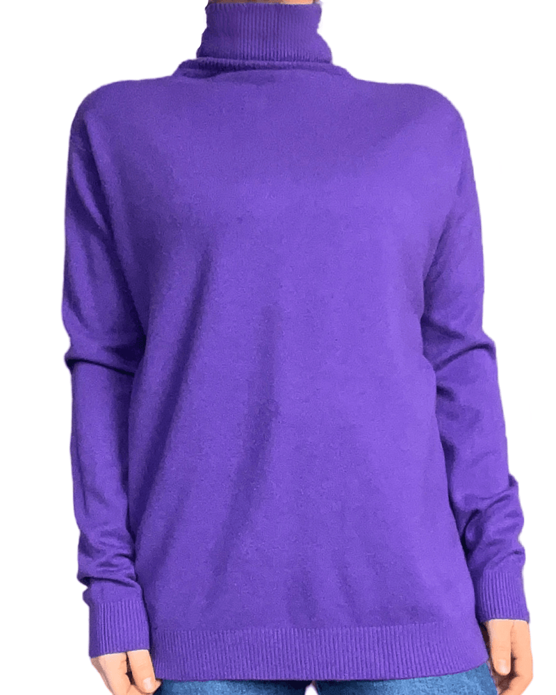 Chandail mauve col roulé à manche longue pour femme.