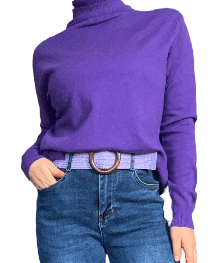 Chandail mauve col roulé à manche longue pour femme avec ceinture.