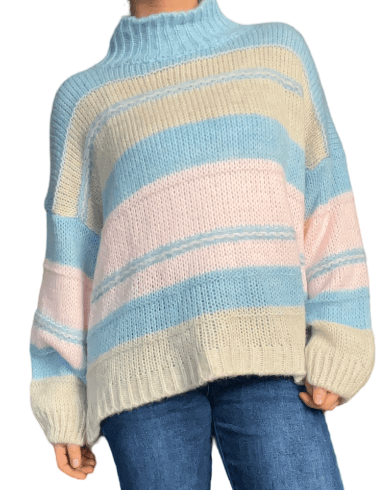 Chandail bleu en tricot rayé rose et beige pour femme.