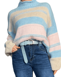 Chandail bleu en tricot rayé rose et beige pour femme avec ceinture.