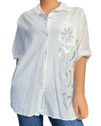 Chemise blanche avec imprimé de cœurs pour femme.