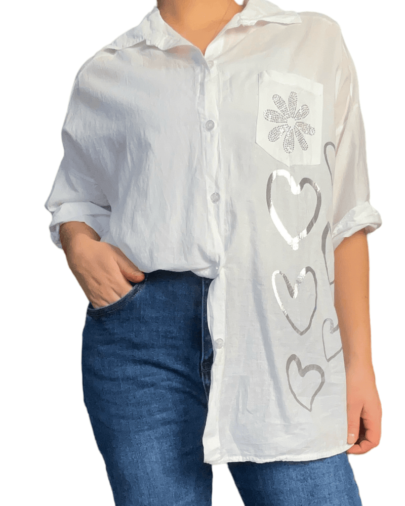 Chemise blanche avec imprimé de cœurs pour femme.