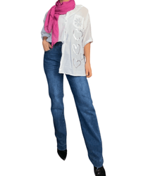 Foulard magenta pour femme avec chemise et jeans.