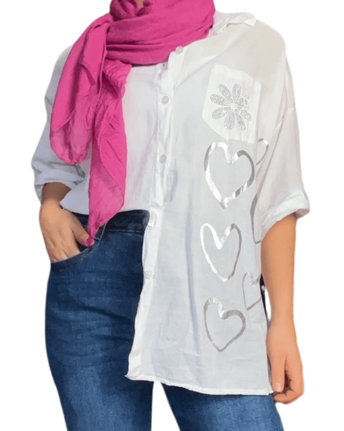 Chemise blanche avec imprimé de cœurs pour femme avec foulard.