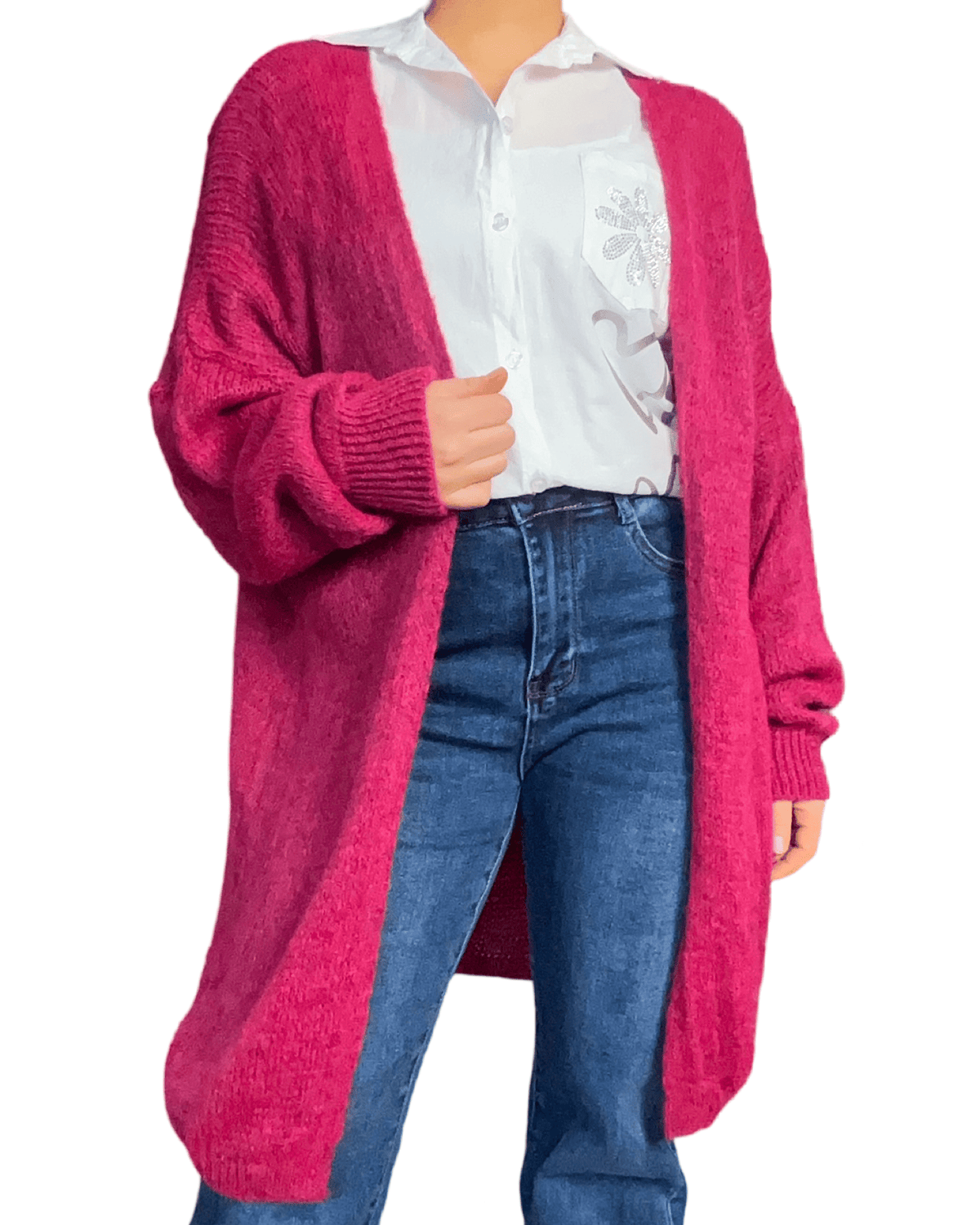 Cardigan fuchsia à manche longue pour femme avec jeans.