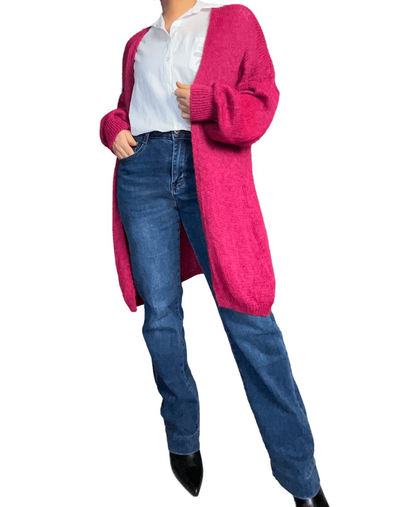 Cardigan fuchsia à manche longue pour femme avec chemise.