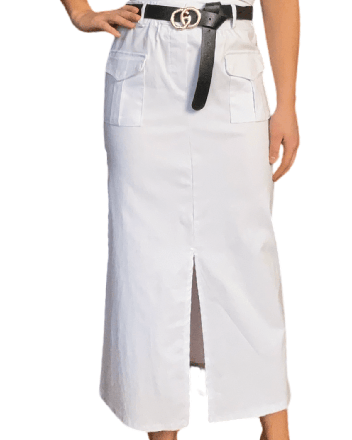 Jupe longue blanche cargo avec ceinture noire pour femme.