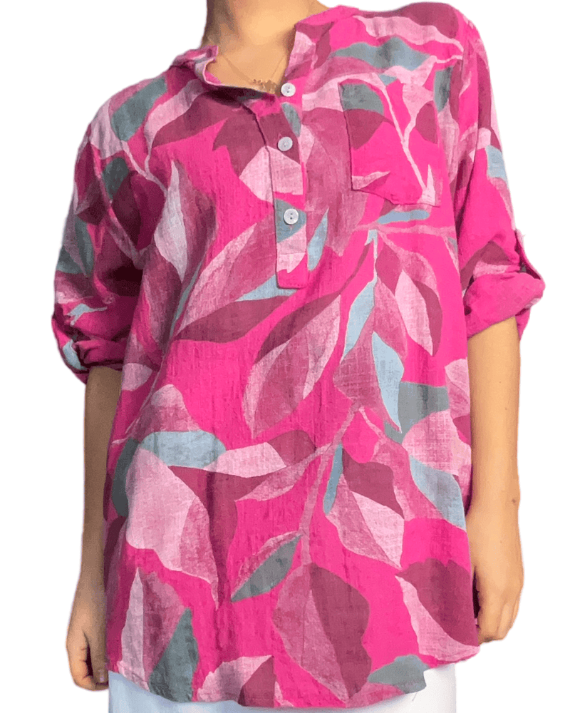 Blouse fuchsia avec imprimé de feuilles pour femme.