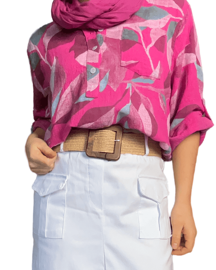 Blouse fuchsia avec imprimé de feuilles pour femme avec ceinture beige en jute.