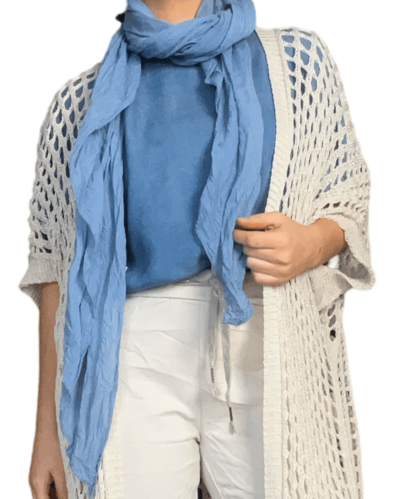 Veste beige longue en mailles pour femme avec foulard et chandail bleu jean.