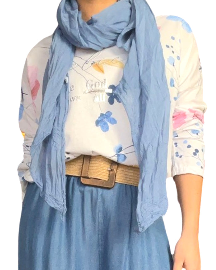 Chandail blanc avec imprimé floral bleu, rose et jaune pour femme avec foulard.