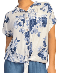 Chemise blanche avec imprimé floral bleu pour femme.