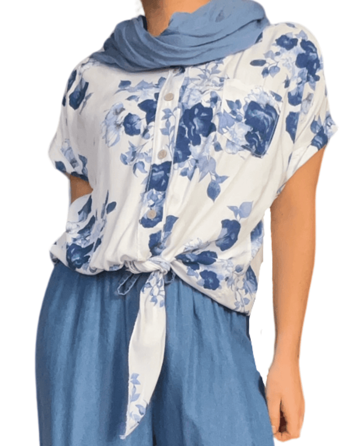 Chemise blanche avec imprimé floral bleu pour femme avec foulard.