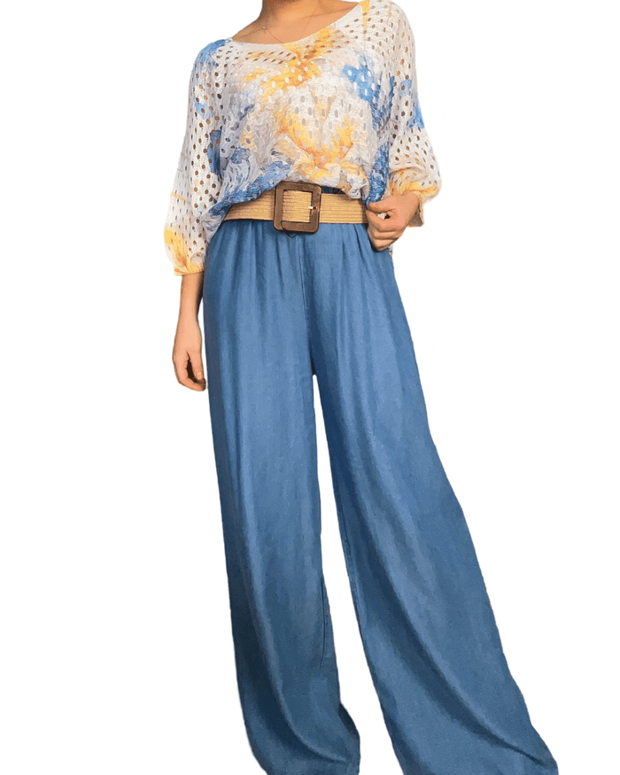 Chandail blanc avec imprimé floral bleu et jaune pour femme avec pantalon palazzo.