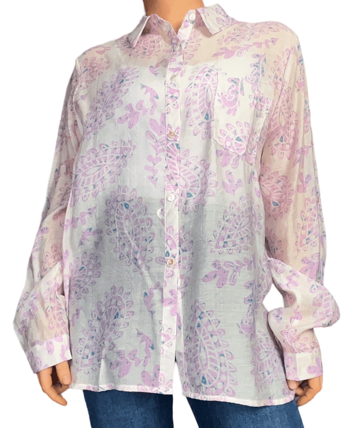 Chemise blanche avec imprimé de paisleys roses pour femme.