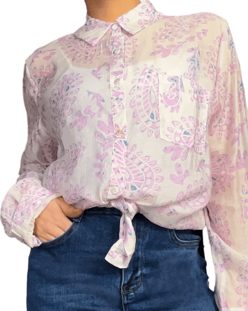 Chemise blanche avec imprimé de paisleys roses pour femme avec nœud. 