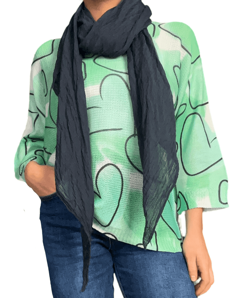 Chandail vert avec imprimé de cœurs pour femme avec foulard.