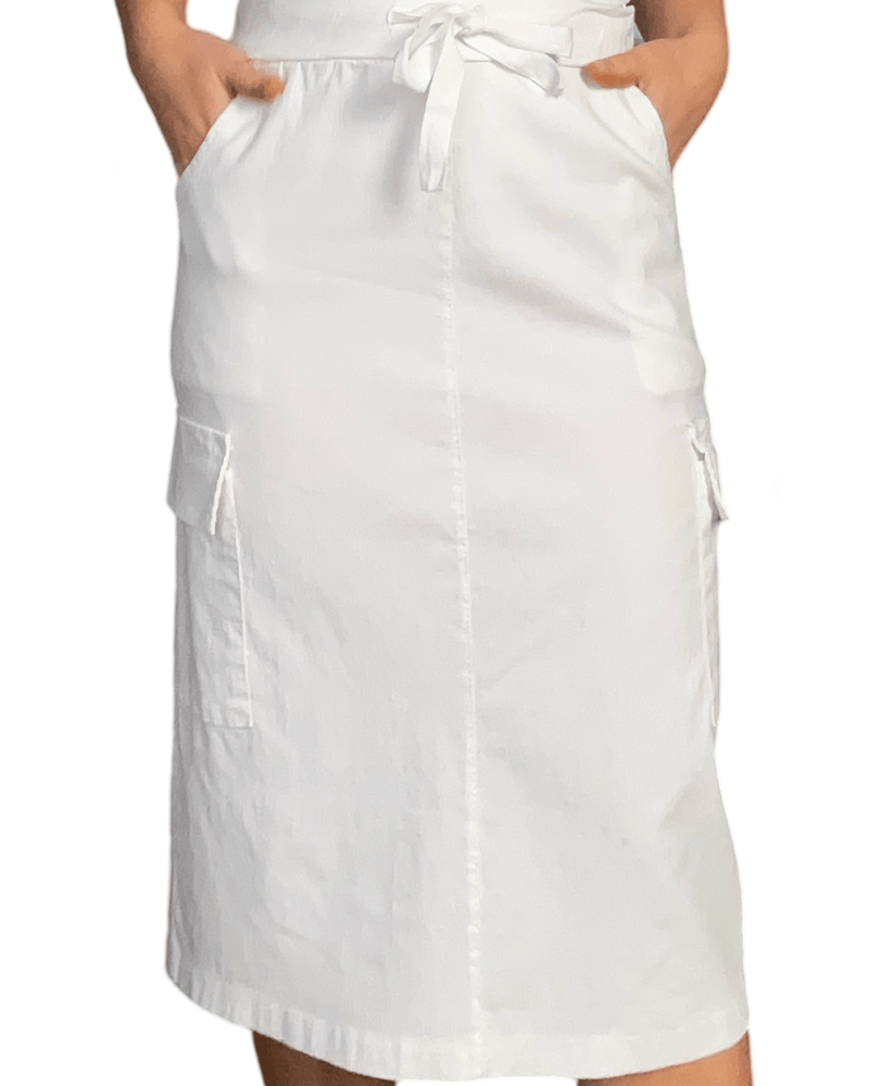 Jupe longue blanche style cargo pour femme.