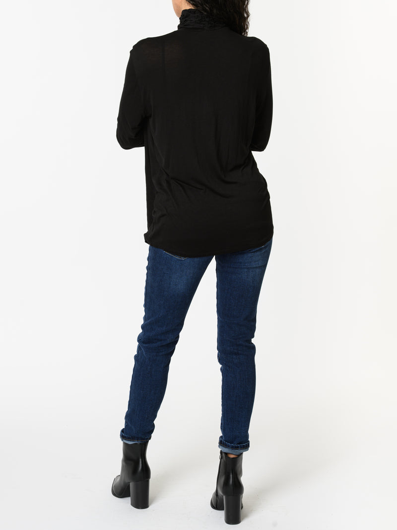 NEW - Chandail noir à col à volants