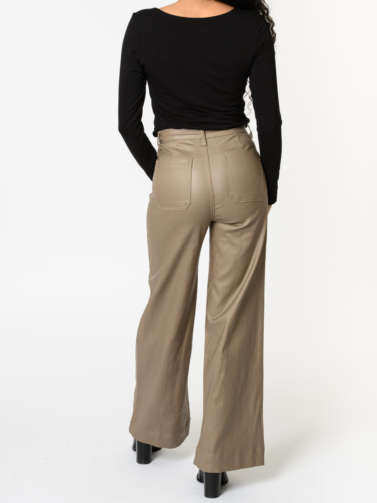 NEW - Jeans beige en similicuir avec poche appliquée