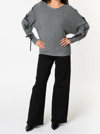 NEW - Chandail gris avec rubans sur les côtés