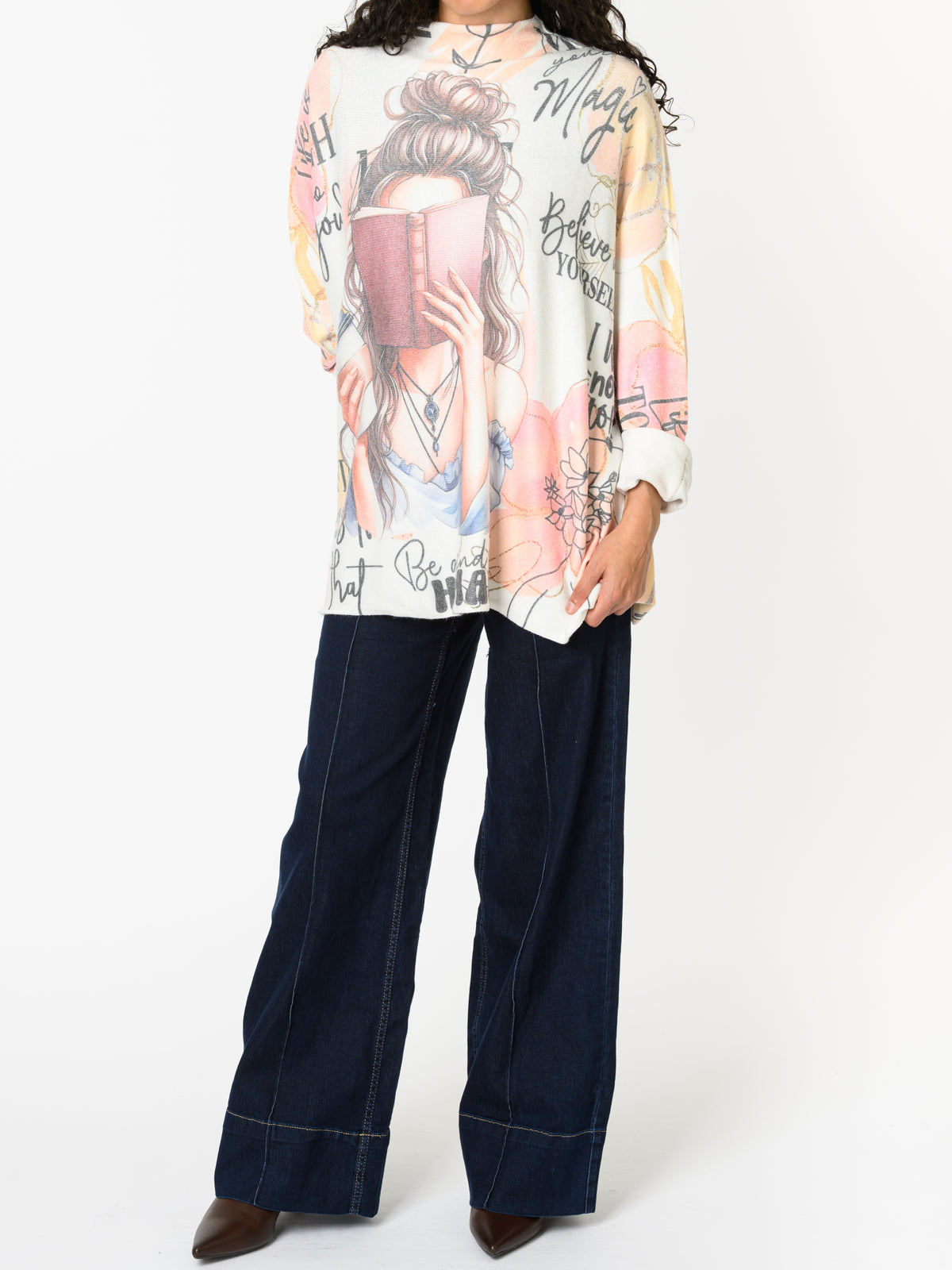 Chandail blanc et corail avec imprimé de femme