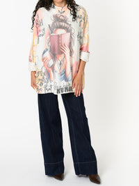 Chandail blanc et corail avec imprimé de femme