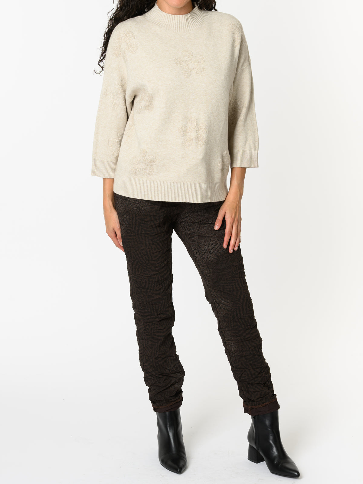 NEW - Chandail beige à motifs de fleurs beiges