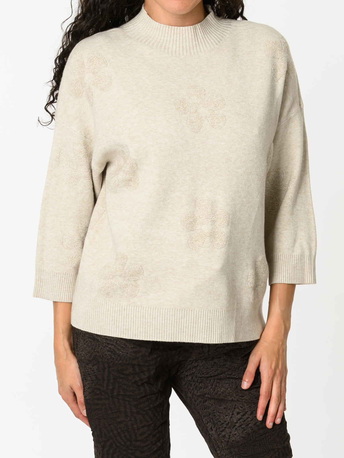 NEW - Chandail beige à motifs de fleurs beiges