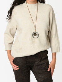 NEW - Chandail beige à motifs de fleurs beiges