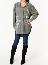 NEW - Chemise kaki avec imprimé d'écritures blanches