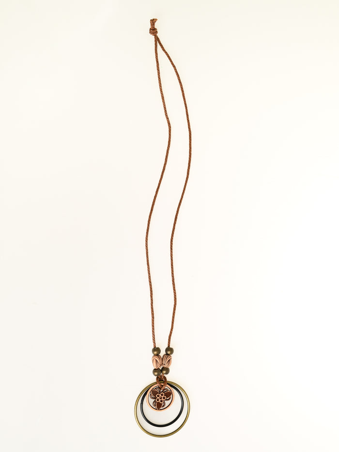 NEW - Bijoux | Collier à trois cercles avec pendentif d'une fleur brune