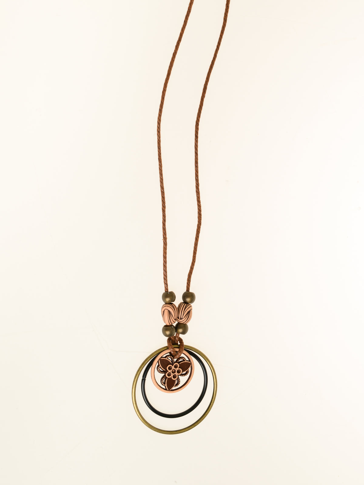 NEW - Bijoux | Collier à trois cercles avec pendentif d'une fleur brune