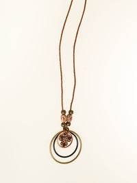 NEW - Bijoux | Collier à trois cercles avec pendentif d'une fleur brune