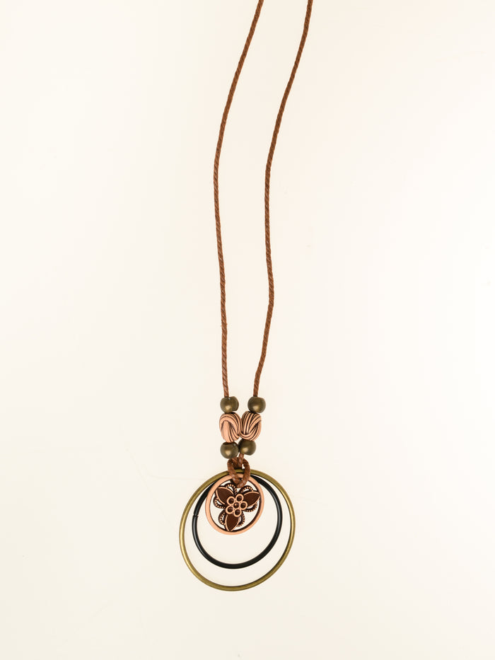 NEW - Bijoux | Collier à trois cercles avec pendentif d'une fleur brune