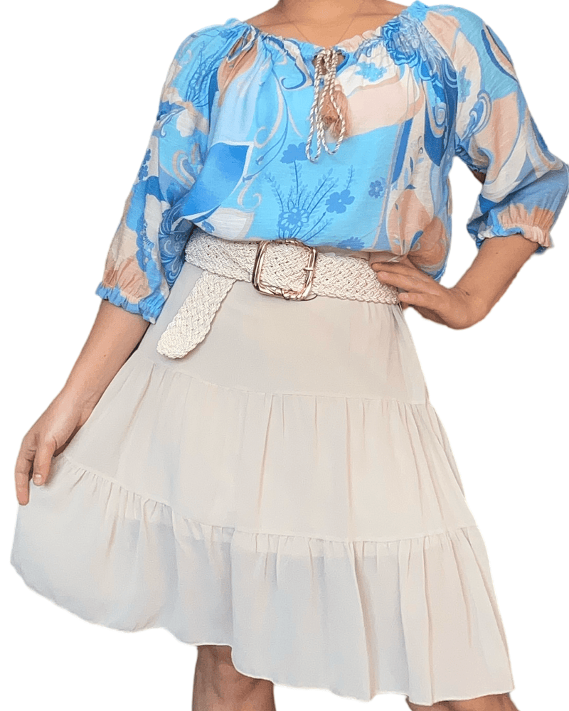 Blouse bleue avec imprimé floral pour femme avec ceinture.