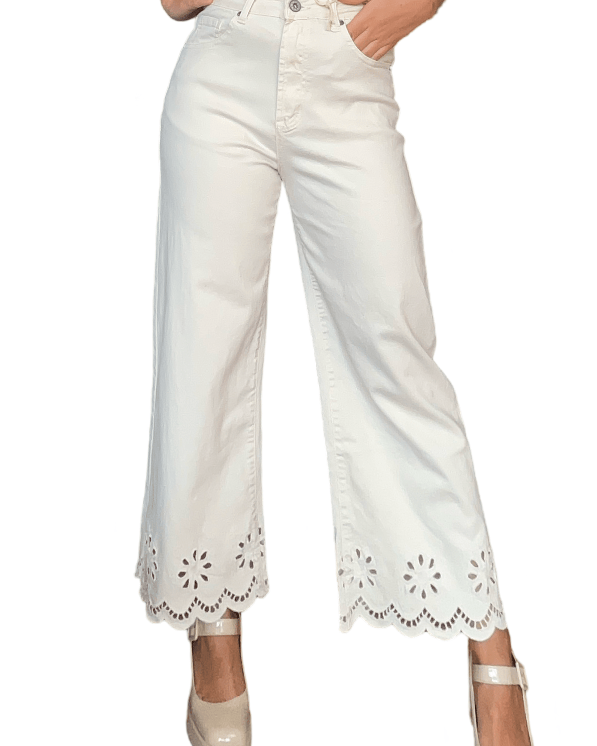 Pantalon blanc droit évasé pour femme avec chaussure à talon.