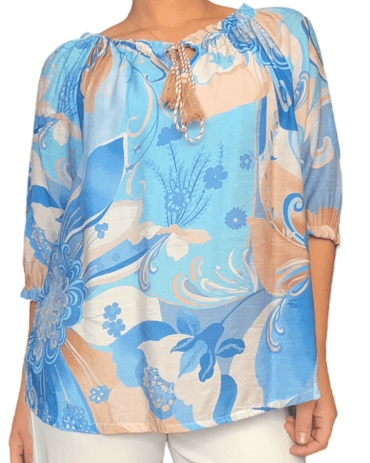 Blouse bleue avec imprimé floral pour femme.