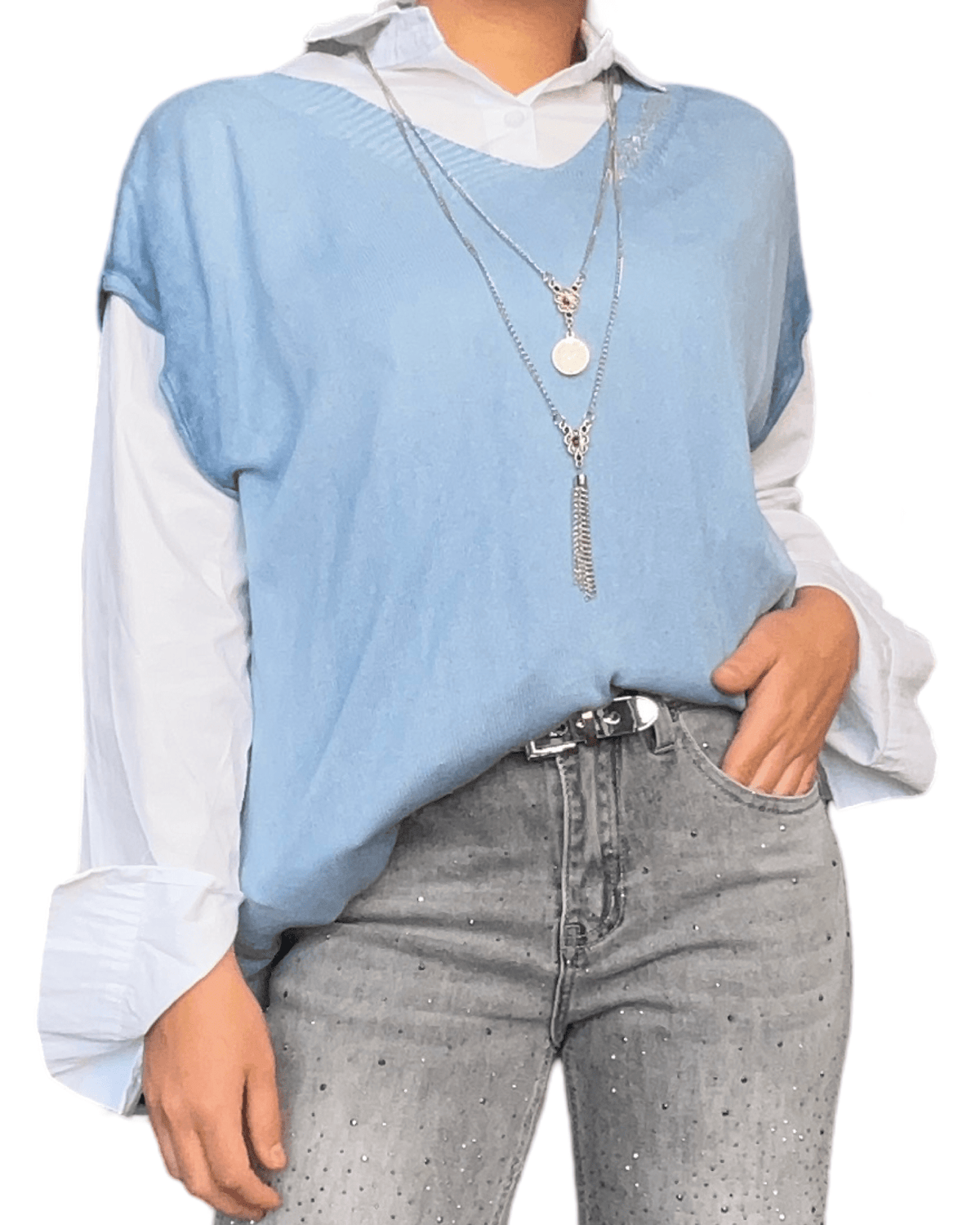 T-shirt bleu sans manches pour femme avec collier long.