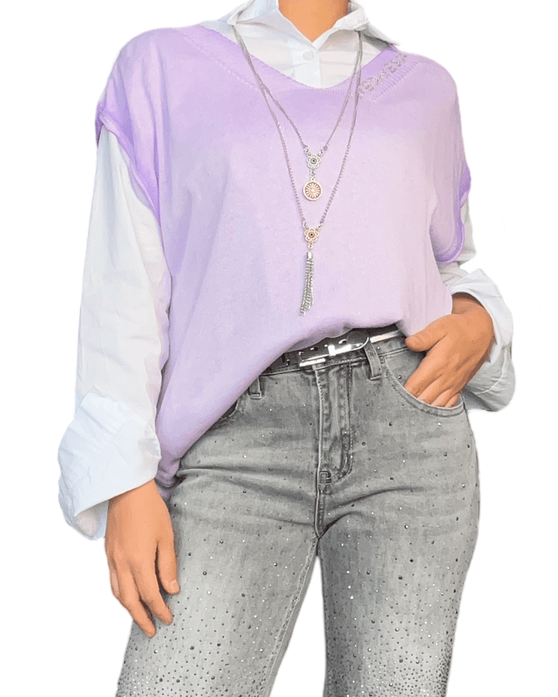 T-shirt lilas sans manches pour femme avec collier long.