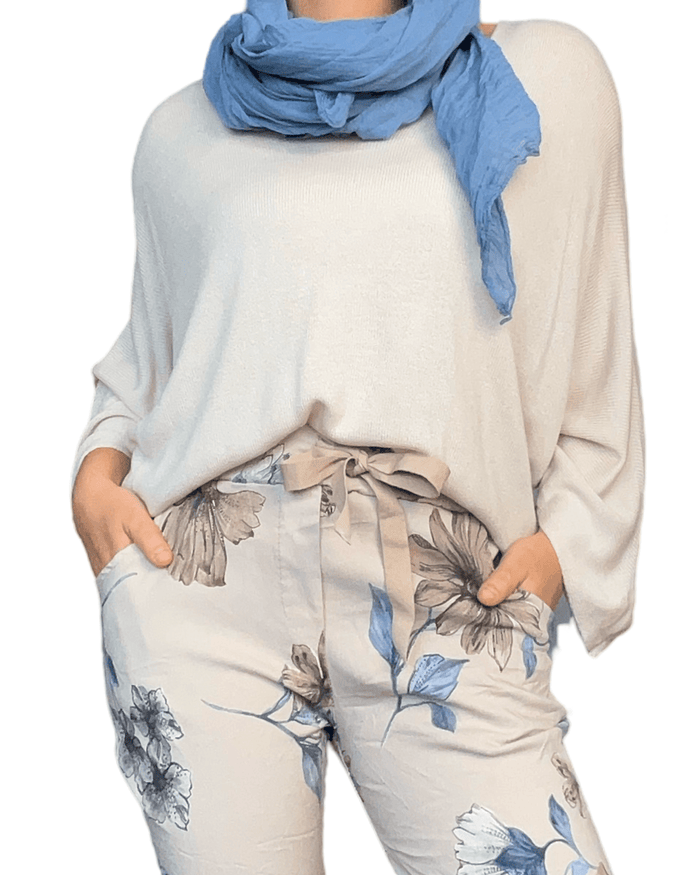 Chandail beige pâle pour femme à manche chauve-souris avec foulard.